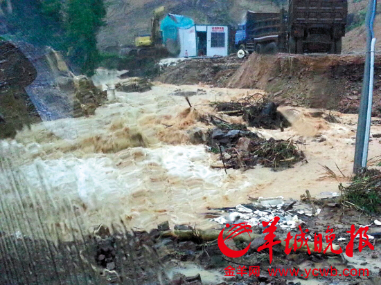 暴雨袭击增城从化 市区被水淹成泽国行车如行