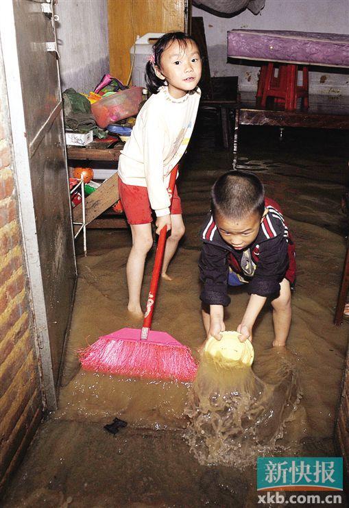 暴雨袭击增城从化 市区被水淹成泽国行车如行