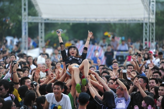 雨过天晴 大伙把长沙草莓音乐节玩坏了(组图)