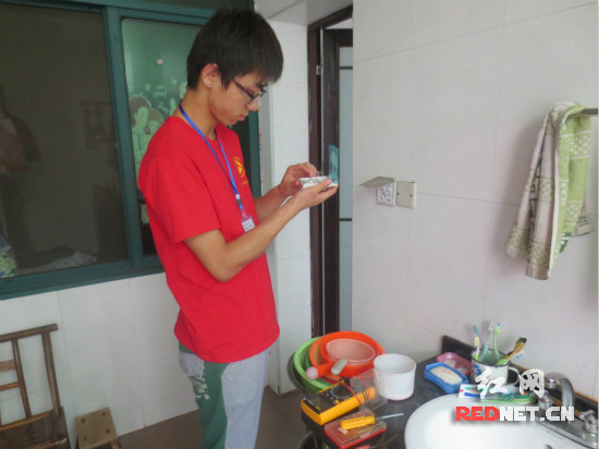 湖南科技大学“三下乡”为老百姓送来上门维修服务