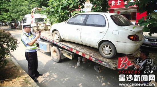 长沙县交警大队对城区内发现的僵尸车进行清