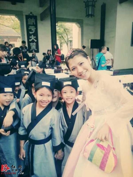 《汉语桥》美女选手岳阳君山采茶期待邂逅浪漫