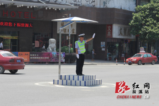 陈菲菲)7月21日,在辰溪县城一圆台十字路口新设的交通指挥岗台上,县