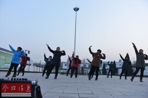 中国广场舞大妈获商业赞助 装备豪华赢得粉丝