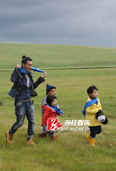 Grace草原站变多情妹 搭牧民男孩羞看天天_新