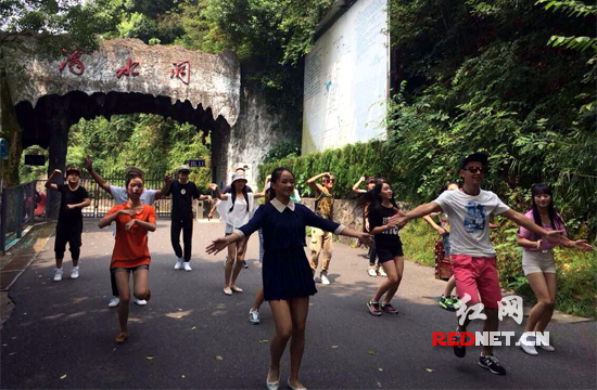 韶山千人齐跳“小苹果” 红色文化与时尚文化激情碰撞(图)