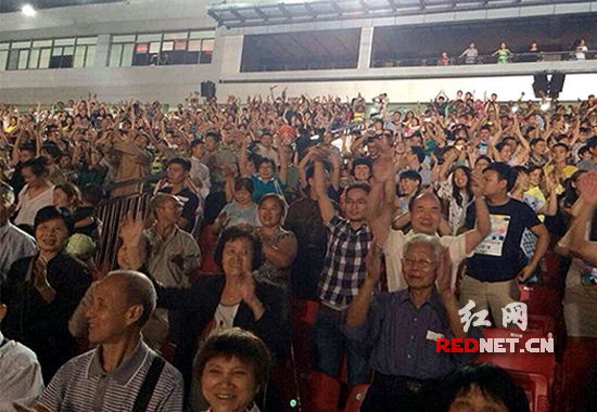 韶山千人齐跳“小苹果” 红色文化与时尚文化激情碰撞(图)