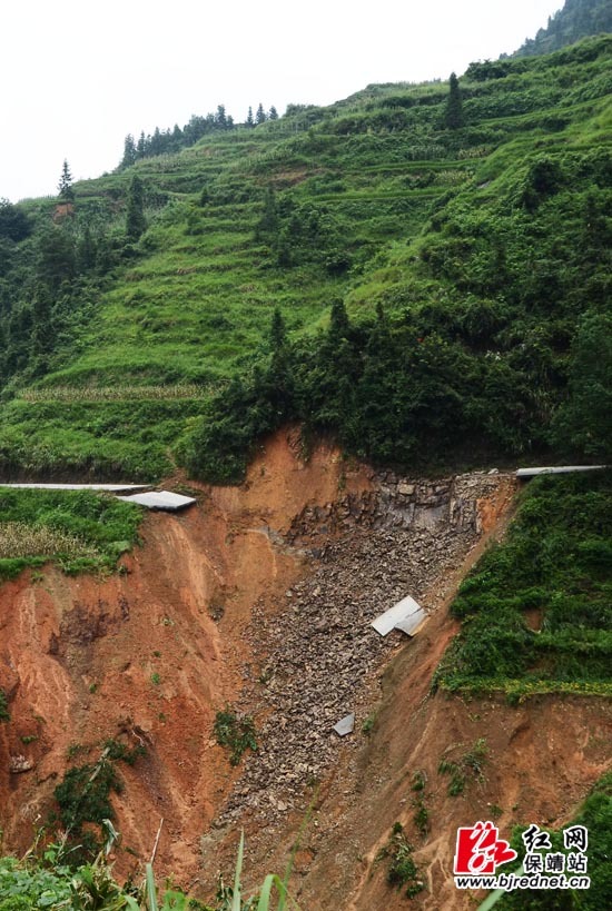 保靖:暴雨降临交通中断村民自发抗灾修路
