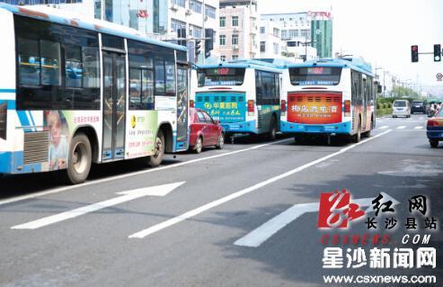 长沙县:公交违章太嚣张 市民拍到奖500元