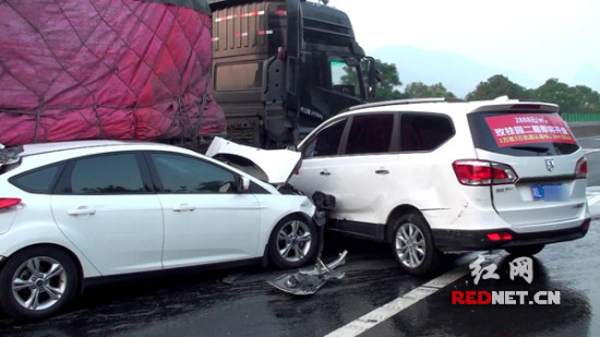 大货车未刹住车发生六车刮擦追尾事故高速交警