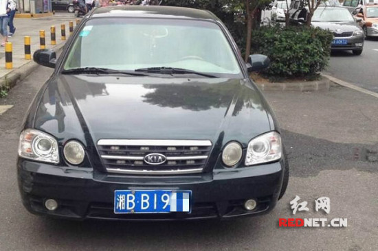 胆大司机违停交警岗亭前用的是假牌假证