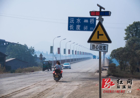 辰溪县公路局设立交通警示设备预防事故发生