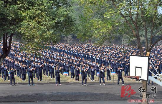 千人口爆_西班牙爆发千人示威抗议政府处理经济危机不力(2)