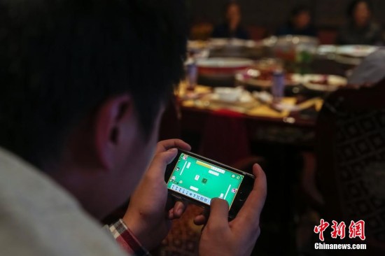 英媒关注中国反腐新举措 禁止官员打麻将