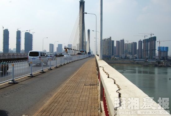 长沙银盆岭大桥护栏扶手裂缝修复组图