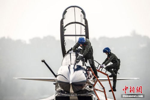 谁说女子不如男!中国空军女飞行员亮相珠海航展
