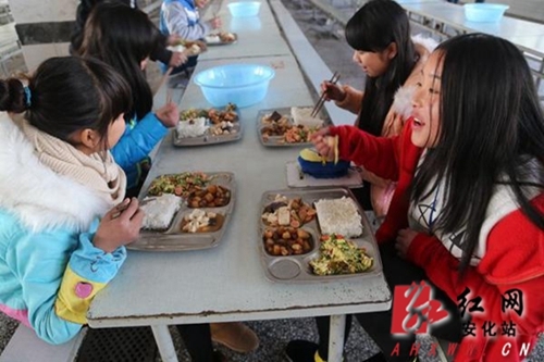 免费午餐——一碗红烧肉计划走进安化县第十二中学