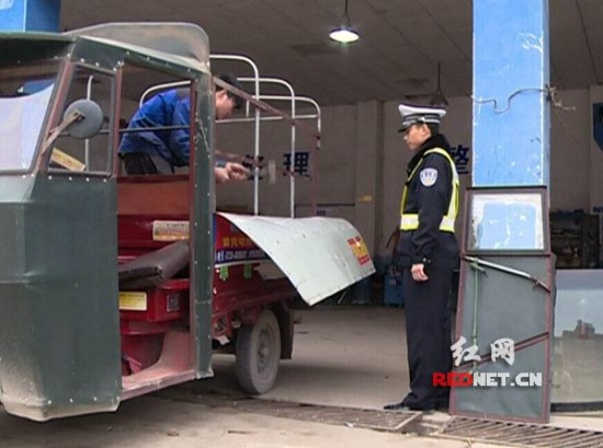 隆回交警大队现场切割5辆非法营运人力三轮车