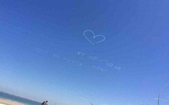 澳男子雇飞机在天空写下“嫁给我”浪漫求婚(图)_新浪新闻