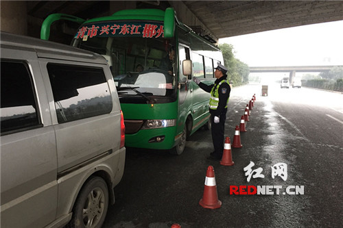 郴州交警上路整治严重交通违法 保春运安全