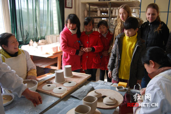 留学生长沙体验陶瓷文化:担心损坏放弃带走作
