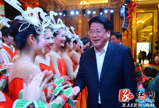 同事年后各种理由请假不回来上班,但时不时私下跟我们聊天,总...