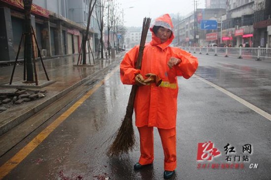 大年初一石门环卫工人冒雨扫大街