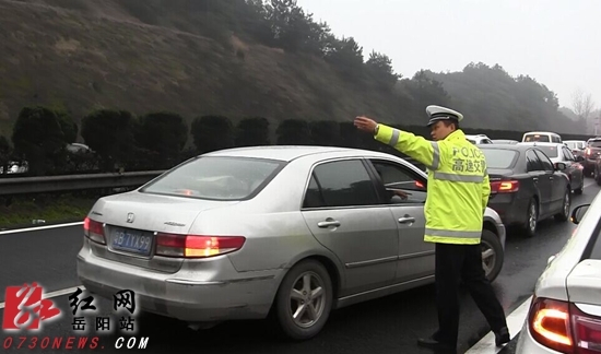 岳阳交警24小时巡逻确保京港澳高速安全畅通