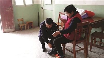 战友车祸去世后他照顾对方父母8年