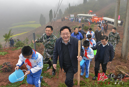 沅陵县委书记刘志良带领大家登上植树现场