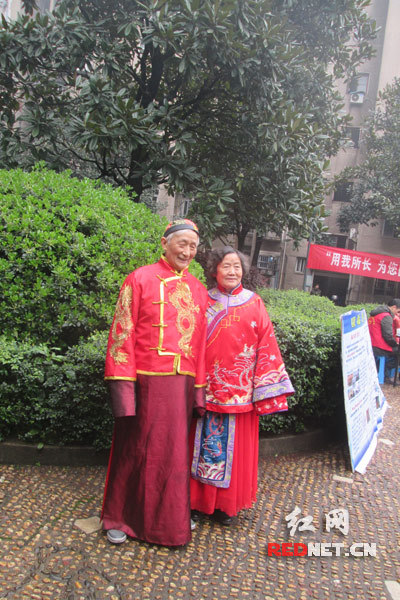 长沙一小区为老人免费拍婚纱照 金婚夫妇现场