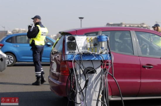 外媒称巴黎限行引发意想不到争议:零是双数?_