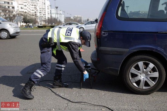 外媒称巴黎限行引发意想不到争议:零是双数?_