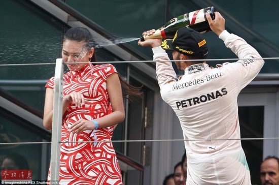 F1车手开香槟喷中国礼仪小姐 德媒:引性暗示争