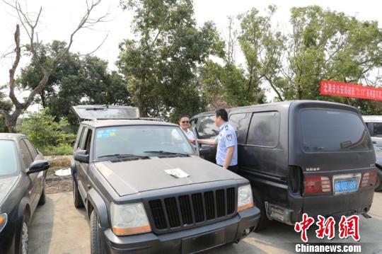 北海警方破获系列盗车案追回17辆汽车 缴获枪