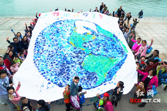 纪念世界地球日 长沙100名幼儿手绘地球(图)
