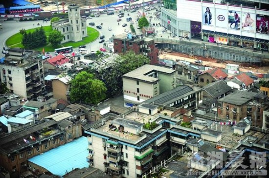 说好重建的西长街小学呢 区教育局:选了地,拆不起