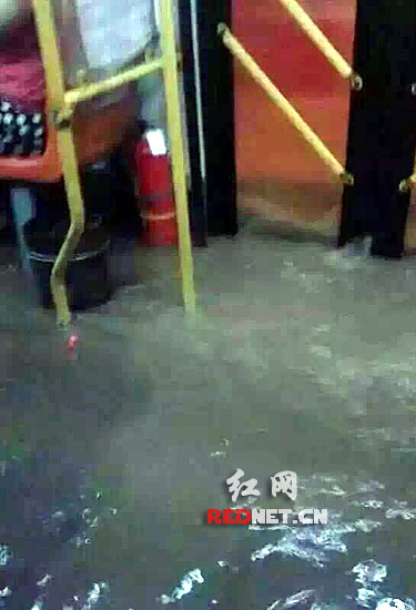 湖南暴雨致1人死亡公交抛锚乘客看“海”(图)