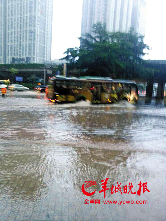 今晨广州多个路段水浸街 致多处交通拥堵