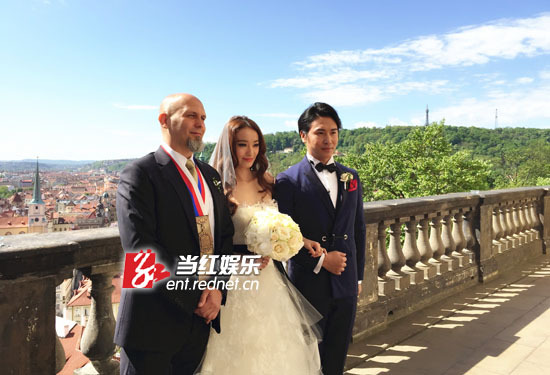 欧弟捷克补办婚礼迎娇妻 天天兄弟任伴郎(组