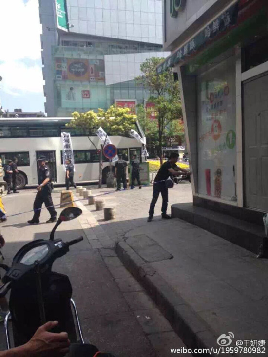 云南昆明发生一起公交车上劫持人质事件