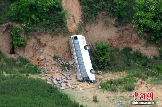 5月16日,陕西淳化县的旅游大巴坠崖事故原因初步调查为车辆弯道操作