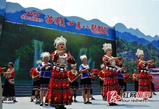 美丽姑娘喜迎客 绥宁苗族四月八姑娘节开幕