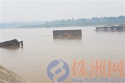 株洲湘江七桥施工栈桥因洪水受损 所幸人员提