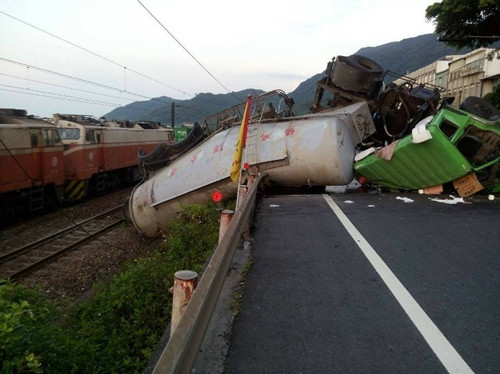 台湾一水泥货车清晨冲落铁道 列车受阻(图)