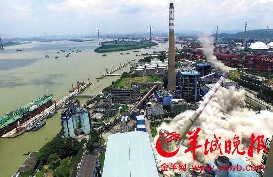 150米高烟囱倒下 这是广州爆破的最高建筑物(