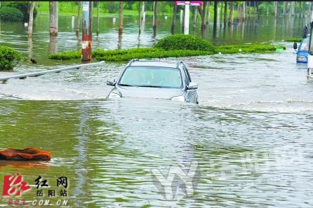 暴雨袭击岳阳 多数4S店维修车间水淹车爆棚