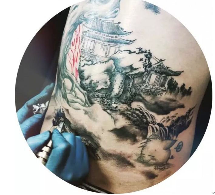 美华裔新移民用纹身强调身份 思乡情切纹京字