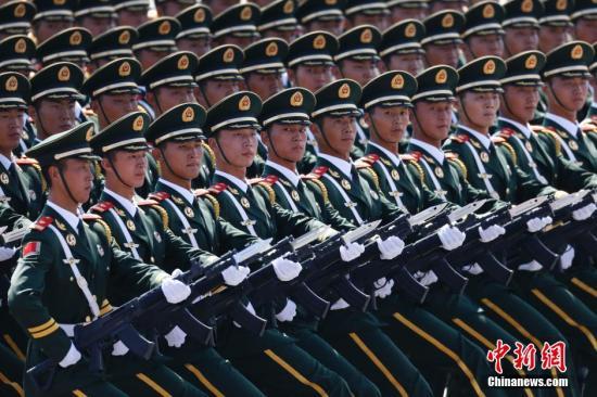 阅兵口号变迁:从共和国万岁到为人民服务