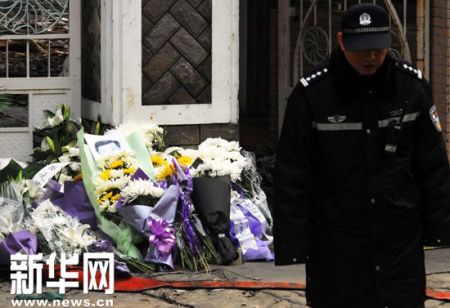 11月17日，上海胶州路火灾事故现场摆满鲜花。